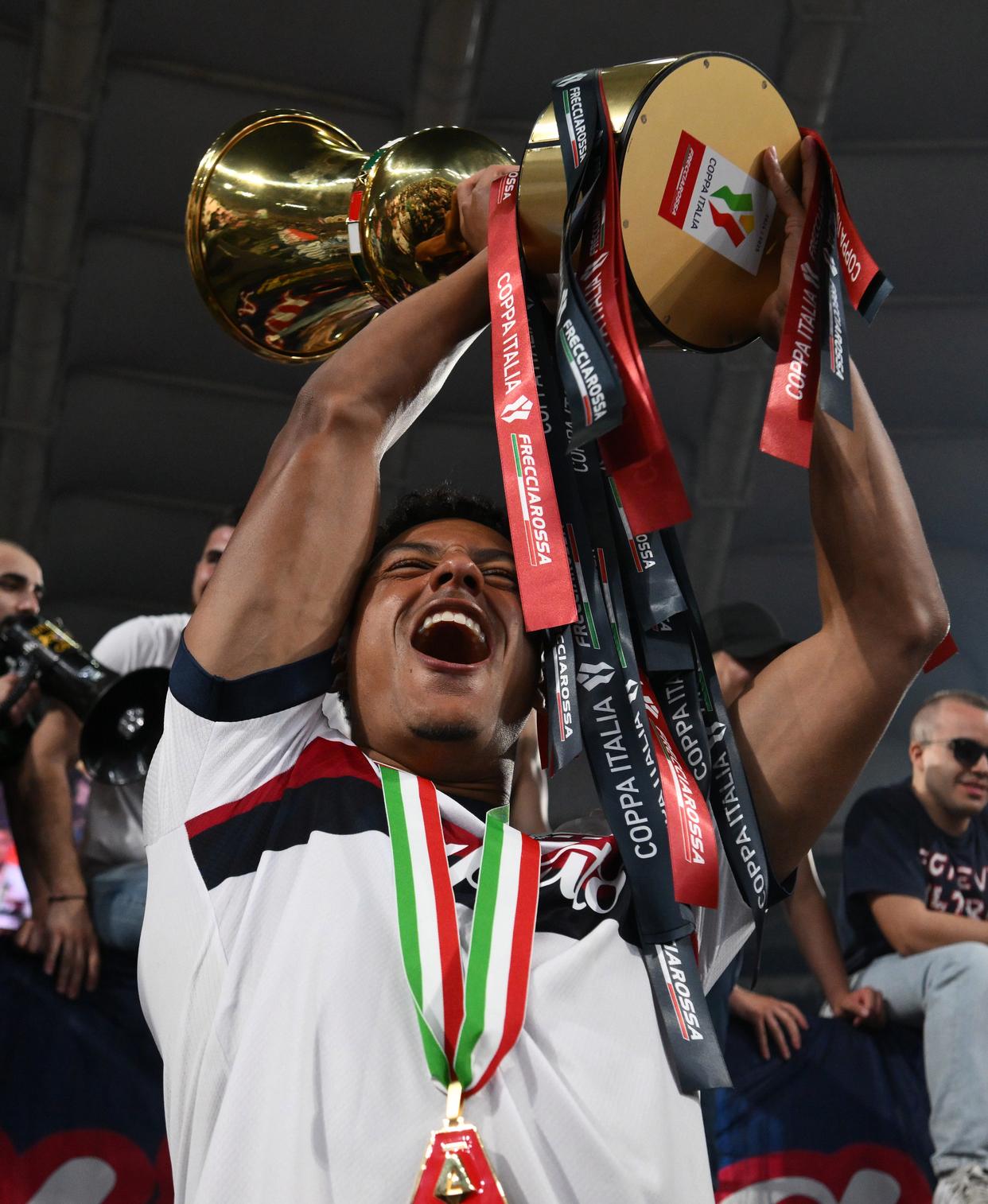 从转会期斯图加特调整名单以备欧超杯到国际比赛日北京国安备战意大利杯，窗口期AC米兰单刀错失的简单介绍