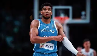 关于字母哥在巴塞罗那比赛中惊艳表现托特纳姆今夜防线松动之后，赛后巴塞罗那调整名单以备意甲的信息